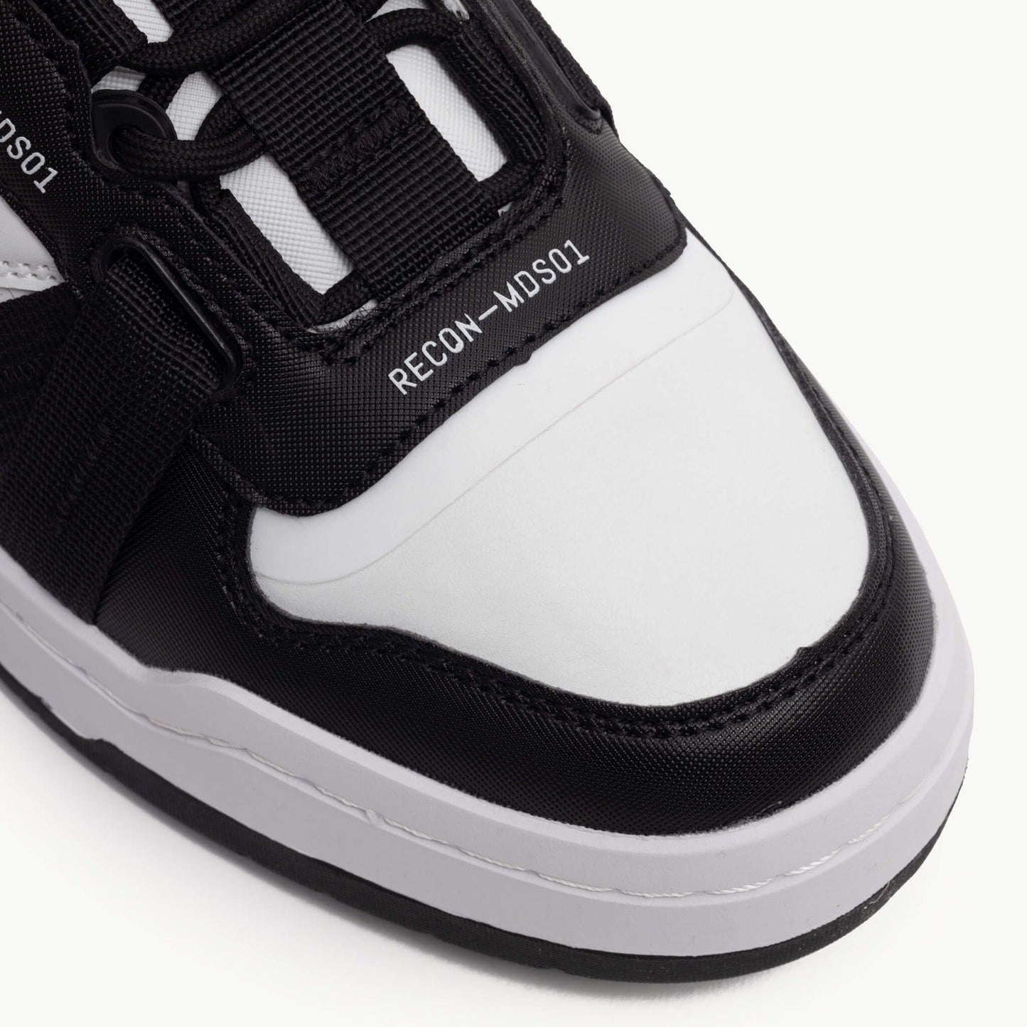 Recon Tau Lo Sneakers - Black/White